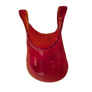 Un vase en verre rouge translucide avec deux anses en forme d'ailes recourbées vers le haut, vu de dessus sur un fond blanc.