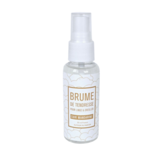 Un flacon pulvérisateur transparent de 50 ml, étiqueté "Brume de tendresse - Parfum linge et oreiller", comporte une étiquette blanche et dorée à motifs de nuages et un bouchon pulvérisateur blanc.