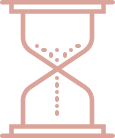 Illustration simple d'un sablier avec des grains de sable tombant de la moitié supérieure à la moitié inférieure, représentant le passage du temps. Le design est minimaliste et utilise une couleur rose pâle.