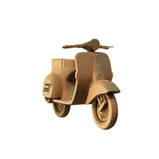 Le scooter Puzzle 3D en carton est un modèle détaillé en carton avec des courbes et un design réalistes, isolé sur un fond blanc.