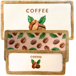 Set 3 plateaux manguier café : trois plateaux rectangulaires en bois avec des surfaces blanches. Le plus grand et le plus petit portent le texte et les illustrations "GAINS DE CAFÉ" ; le plateau du milieu présente un motif de grains de café et de feuilles vertes sur fond rose pâle.