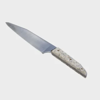 Le Couteau du chef - manche coquilles d huitres-33cm est un couteau de cuisine en acier inoxydable avec une lame pointue et un manche texturé de couleur claire, représenté sur un fond blanc uni.