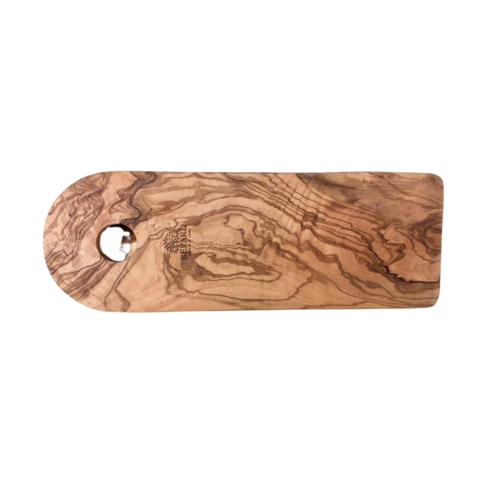 La Planche olivier artisanale est une planche à découper rectangulaire en bois avec des coins arrondis, une petite poignée avec un trou, et des motifs de bois naturel, représentés sur un fond blanc.