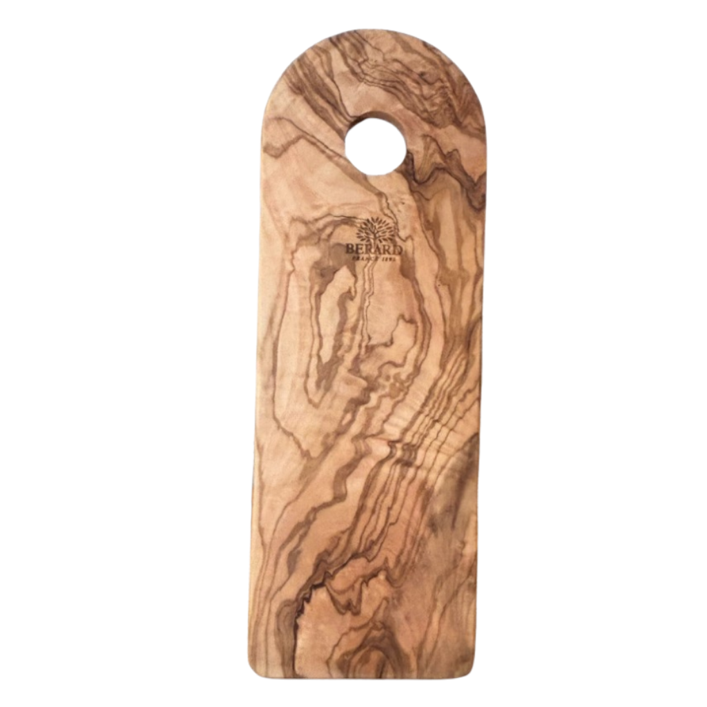 La Planche olivier artisanale est une planche à découper rectangulaire en bois avec des coins arrondis, un trou à l'une des extrémités et un motif de bois naturel. Un petit logo et un texte sont gravés près du trou.