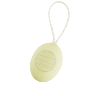 Barre ovale de 200 g de Savon corde santal vert pâle avec une poignée en corde blanche et un texte en relief sur le dessus, sur fond blanc.