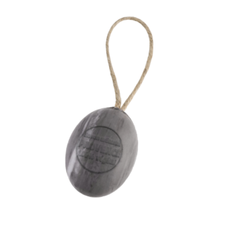 Une barre ovale grise Savon corde hammam 200g avec une boucle de corde pour la suspension et un texte en relief sur sa surface est représentée sur un fond blanc.