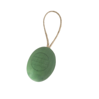 Savon ovale de 200 g à base d'olives de Savon corde figue avec une boucle de corde attachée, sur fond blanc.