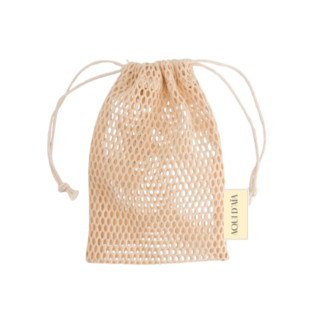 Une pochette à cordon en maille beige, étiquetée "Filet a savon anti gaspi - coton bio" avec une petite étiquette de couleur crème "AQUA VIA" sur le côté, présentée sur un fond blanc.