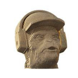 Le "Puzzle 3D en carton singe avec casque" est une tête de singe sculptée dans du carton stratifié, avec un bonnet et de grands écouteurs, isolée sur un fond blanc.