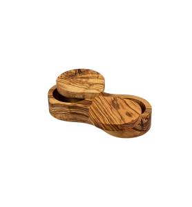La Main à sel double en bois d'olivier est un petit récipient rond en bois d'olivier avec un couvercle coulissant, montrant des motifs naturels de grain foncé sur du bois clair, présenté sur un fond blanc.