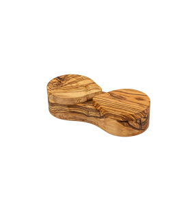 La Main à sel double en bois d'olivier est une petite boîte à deux compartiments en bois d'olivier avec des motifs naturels et un couvercle pivotant pour faciliter l'accès aux deux compartiments.