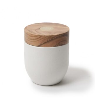 Récipient en céramique blanche de forme arrondie avec couvercle plat en bois d'olivier, le Moulin à sel et poivre BAS en bois d'olivier est parfait pour votre table, présenté sur fond blanc.
