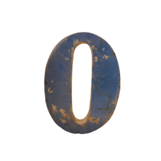 Un grand chiffre zéro de 30 cm en métal recyclé avec une finition bleue usée et vieillie et une peinture écaillée, isolé sur un fond blanc.