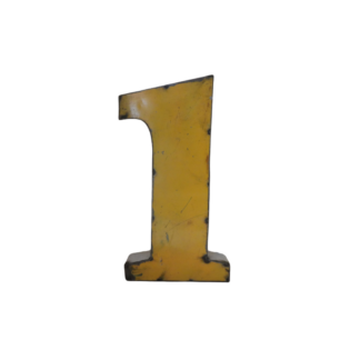 Un grand numéro un jaune en métal recyclé avec des rayures visibles se tient debout sur un fond blanc, correspondant parfaitement au style de notre collection Chiffre un 30cm en métal recyclé.