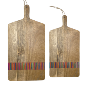 Lot de 2 planches en bois de manguier multicolore : deux planches rectangulaires avec poignées et cordons d'accroche, ornées de rayures verticales colorées près du bas. Elles ont une forme similaire mais des tailles différentes.