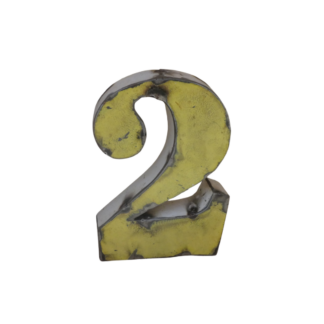 Un chiffre deux de 15 cm en métal recyclé, peint en jaune avec des bords usés et une rouille visible, sur un fond blanc - idéal pour être assorti à un chiffre un de la même taille.