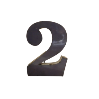 Un grand Chiffre deux 30cm en métal recyclé de couleur foncée se tient debout sur un fond blanc à côté d'un chiffre un 30cm.