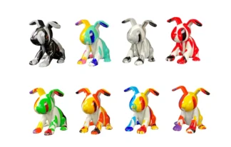 Huit sculptures de lapin colorées et stylisées sont disposées sur deux rangées. Chaque lapin présente une combinaison unique de couleurs et de motifs audacieux, vifs et contrastés, créant ainsi une présentation ludique et artistique.