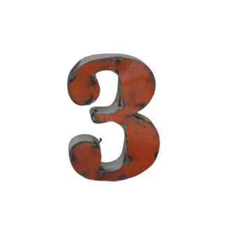 Un Chiffre trois 15 cm en métal recyclé, orange et usé, dont la peinture est écaillée et les rayures visibles, se trouve à côté d'un Chiffre deux 15 cm, tous deux placés sur un fond blanc uni.