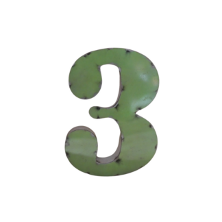 A Chiffre trois 30cm en métal recyclé, peint en vert clair avec de petites taches noires et des traces d'usure sur les bords, similaire au style du chiffre deux 30cm, isolé sur fond blanc.