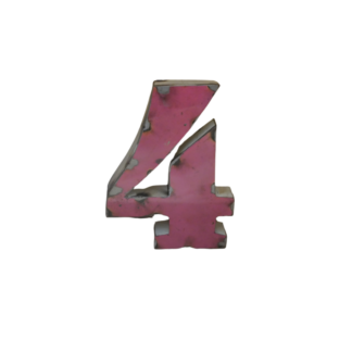 Un chiffre quatre 15cm en métal recyclé, peint en rose avec des rayures visibles et des bords usés, se trouve à côté d'un chiffre trois 15cm, tous deux isolés sur un fond blanc.