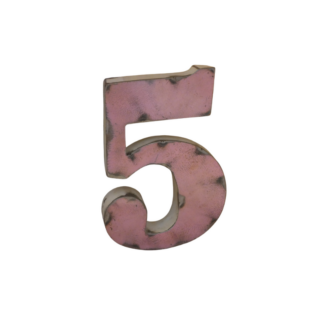 Un "Chiffre cinq 15cm en métal recyclé" rose et usé, aux bords assombris, se tient debout sur un support blanc - idéal pour être associé à un chiffre quatre 15cm pour des présentations créatives.