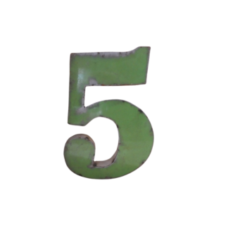 Un "chiffre cinq" vert, de style vintage, de 30 cm, en métal recyclé, à l'aspect légèrement usé, isolé sur un fond blanc.