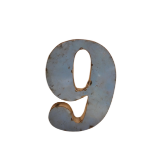 A chiffre six ou neuf 30cm en métal recyclé, à la surface patinée, se tient à côté d'un chiffre cinq 30cm, tous deux posés sur un fond blanc éclatant.