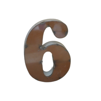 Chiffre six ou neuf en métal, 15 cm, fabriqué à partir de métal recyclé sur fond blanc.