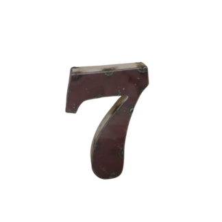 Un "Chiffre sept 15cm en métal recyclé (Copie)" avec une finition brun foncé, légèrement usée et des rivets visibles, similaire au chiffre six ou neuf 15cm, isolé sur un fond blanc.