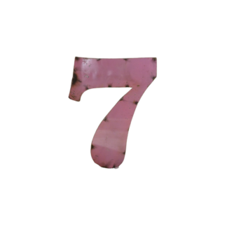 Chiffre sept 30cm en métal recyclé, rose, légèrement usé, avec des taches noires, isolé sur un fond blanc.