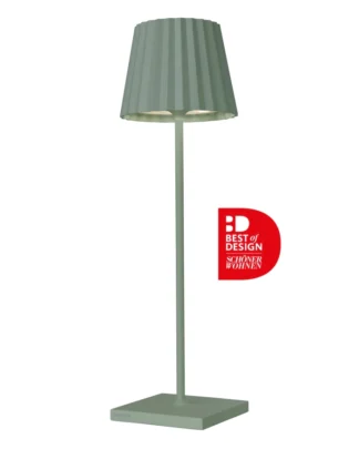 La Lampe TROLL 2.0 est un lampadaire moderne vert pâle avec un abat-jour plissé sur une base carrée, présenté avec un badge rouge "Best of Design SCHÖNER WOHNEN".