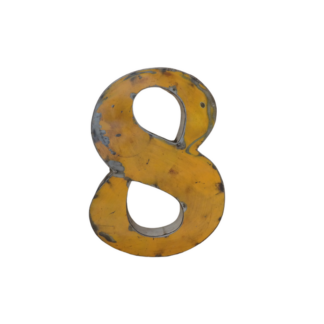 Chiffre huit 30cm en métal recyclé, jaune, avec des rayures visibles et des bords usés, isolé sur un fond blanc.