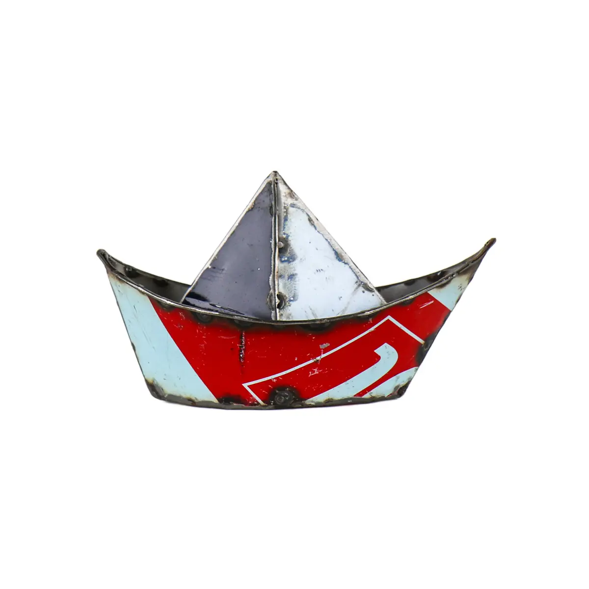 Le "Bateau origami upcycling en métal (couleur aléatoire)" est une petite sculpture métallique en forme de bateau en papier, avec des couleurs patchwork telles que le rouge, le blanc, le bleu et le gris, des coutures visibles et des bords usés.