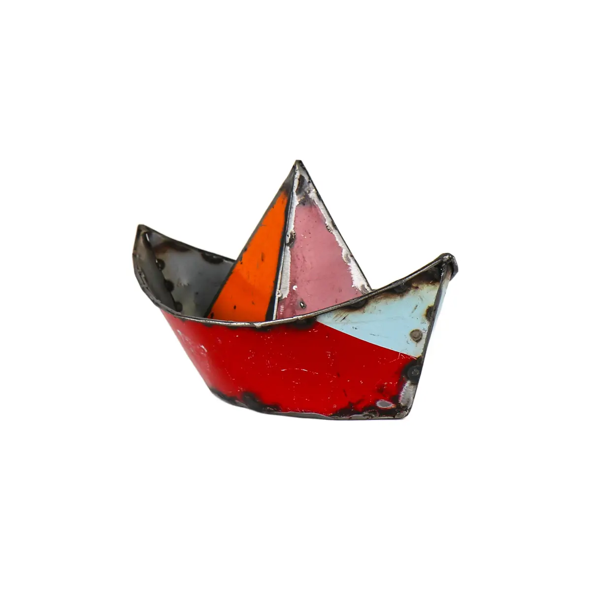 Le "Bateau origami upcycling en métal (couleur aléatoire)" est une petite sculpture en métal d'un bateau en papier, peint à la main dans des couleurs vibrantes aléatoires et présenté sur un fond blanc.