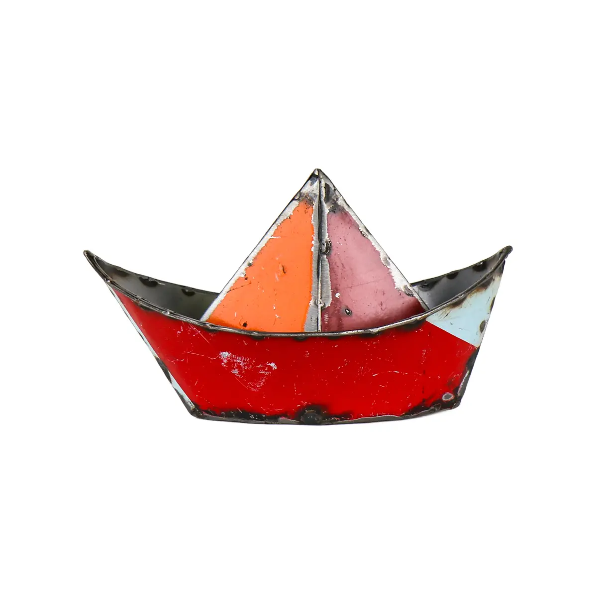 Un Bateau origami upcycling en métal, une petite sculpture en métal en forme de bateau en papier avec des sections peintes colorées (rouge, orange, rose, bleu), présentée sur un fond blanc uni.