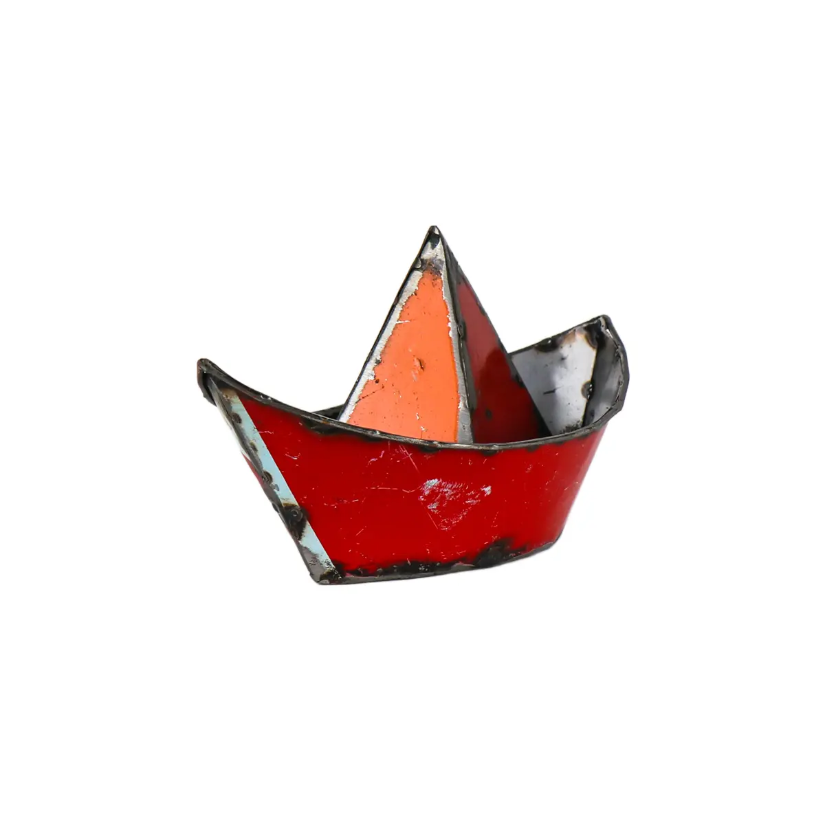 Le "Bateau origami upcycling en métal" est une petite sculpture décorative en métal en forme de bateau en papier, peinte dans une couleur aléatoire avec des bords visibles et usés par le temps, sur un fond blanc uni.