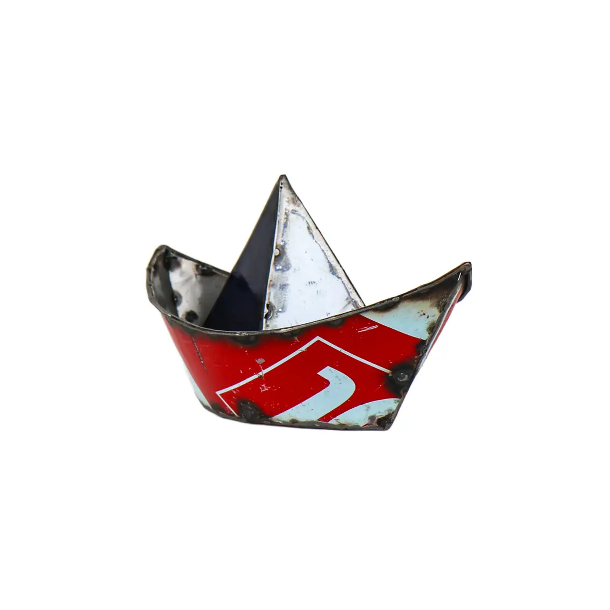 Le "Bateau origami upcycling en métal (couleur aléatoire)" est une petite sculpture décorative en métal, en forme de bateau en papier origami, avec des sections peintes de couleur aléatoire.