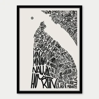 Affiche Nord Médoc : Art en noir et blanc représentant une bouteille de vin et un verre, dont les formes ont été créées à partir de noms de vins français et de régions écrits à la main. Une petite grappe de raisin se trouve près du sommet de la bouteille. L'image est encadrée de noir.