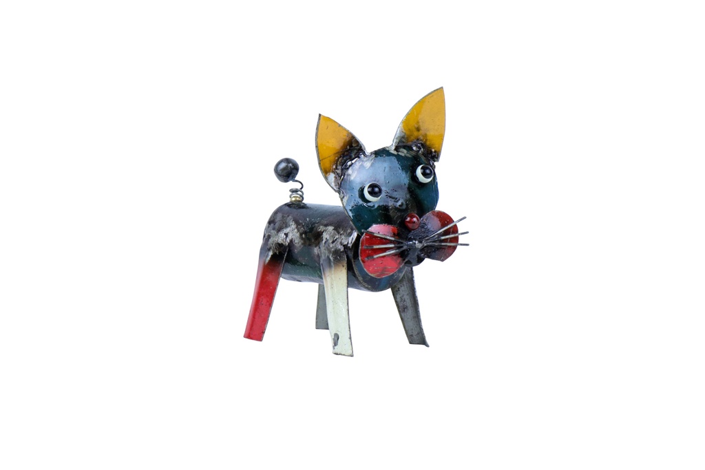 Chat upcycling en métal (couleur aléatoire) : sculpture féline originale avec de grandes oreilles jaunes, de grands yeux, un nœud papillon rouge et des pattes peintes en rouge, blanc et bleu, présentée sur fond blanc.