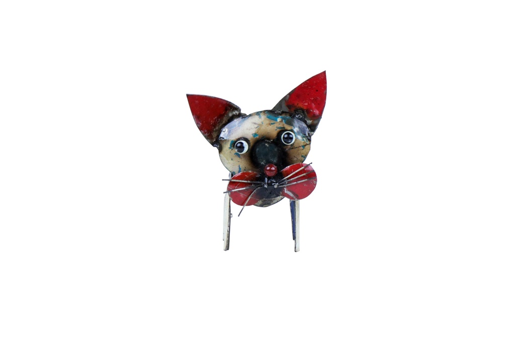 Chat upcycling en métal (couleur aléatoire) : petite sculpture représentant une tête de chat en métal avec oreilles rouges, grands yeux, nez noir rond et nœud papillon rouge, sur fond blanc.