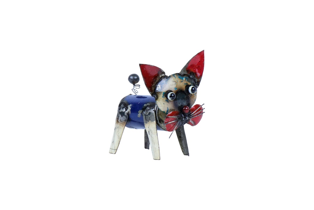 Chat upcycling en métal (couleur aléatoire) : une figurine féline en métal au design ludique, avec de grands yeux ronds, de grandes oreilles colorées, un nœud papillon rouge et une queue à ressort.