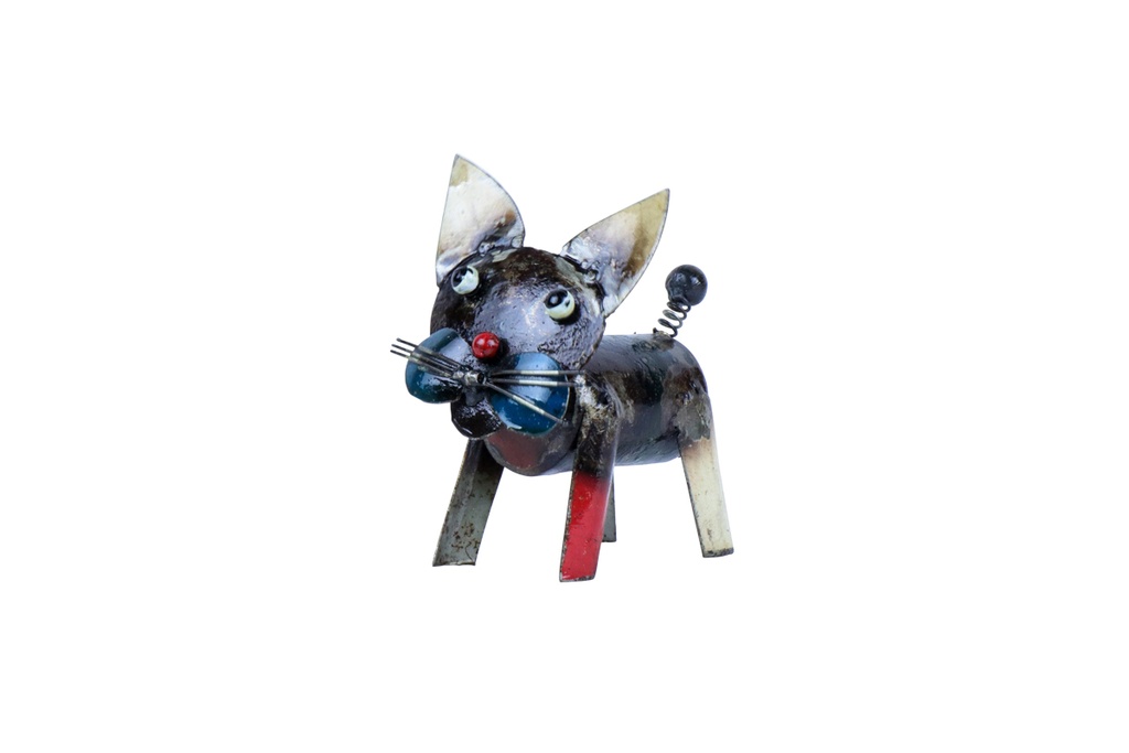 Chat upcycling en métal (couleur aléatoire) : une petite sculpture de chat en métal au look artisanal, avec grands yeux mobiles, nez rouge rond, nœud papillon bleu et queue à ressort.