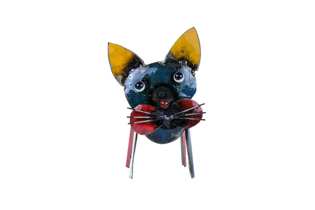 Chat upcycling en métal (couleur aléatoire) : une petite sculpture de chat fantaisiste en métal peint avec oreilles jaunes, joues rouges, yeux mobiles et moustaches en fil, présentée sur fond blanc.