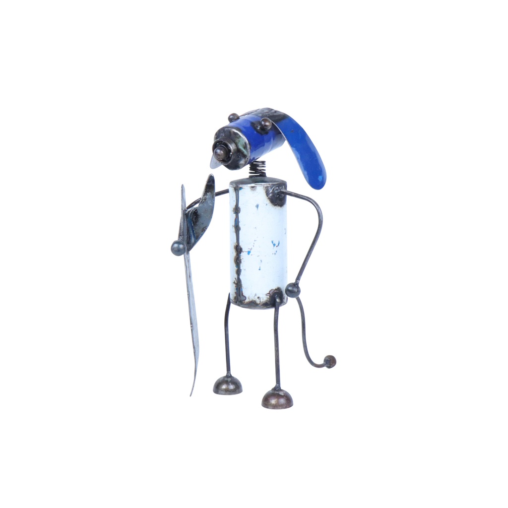 Une petite sculpture en métal, Chien surfeur up3 métal couleurs aléatoires, représente un personnage au corps cylindrique, aux membres en fil de fer fin et à la coiffe colorée, tenant un objet vertical fin et se tenant sur un fond blanc.
