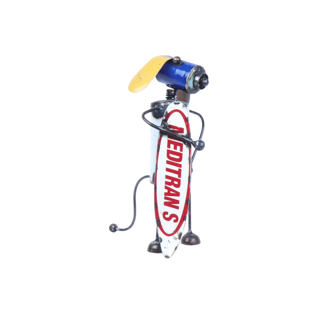 Une petite figurine en métal avec une tête colorée et des membres en fil de fer, tenant une pancarte blanche marquée "EDITRANS" en rouge - conçue dans le style ludique de Chien surfeur up3 métal couleurs aléatoires.