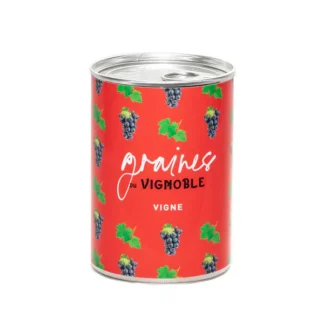Une boîte rouge de la collection Kit à semer - Vignoble, décorée de grappes de raisin et de feuilles vertes, porte les mentions "graines du vignoble" et "vigne" en lettres blanches et noires.
