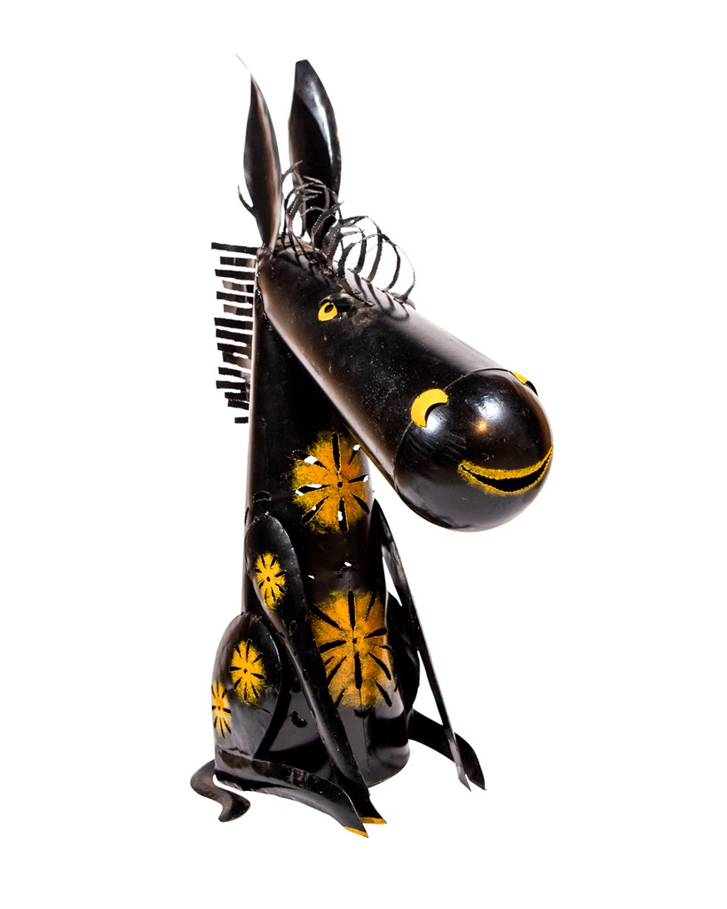 Cheval noir métal déco : une sculpture fantaisie en métal noir représentant un âne avec motifs floraux jaunes, visage souriant, crinière en ressorts et détails ludiques, sur fond blanc.