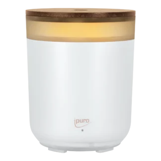 Le Diffuseur bougie ipuro est un diffuseur d'arômes cylindrique blanc avec un couvercle en bois, une lumière jaune douce et l'étiquette "ipuro" sur le devant.