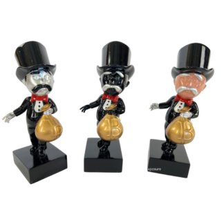 Personnage Bitcoin déco x3 : Trois figurines stylisées en smoking noir, nœud papillon rouge et haut-de-forme, tenant chacune un sac de bitcoins en or. Leurs visages présentent des tons argentés, noirs et cuivrés.